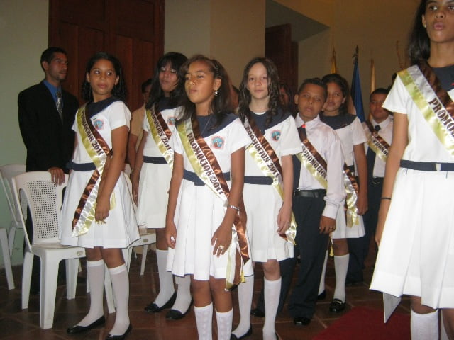 Andreita Calderon se grauo de Primaria